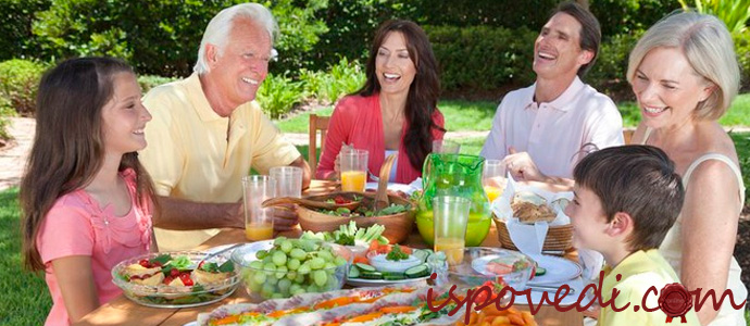 семья за совместным ужином