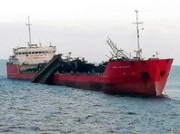 Российский нефтяной танкер "Генерал Ази Асланов", на котором в субботу произошел взрыв, отбуксирован на якорную стоянку

