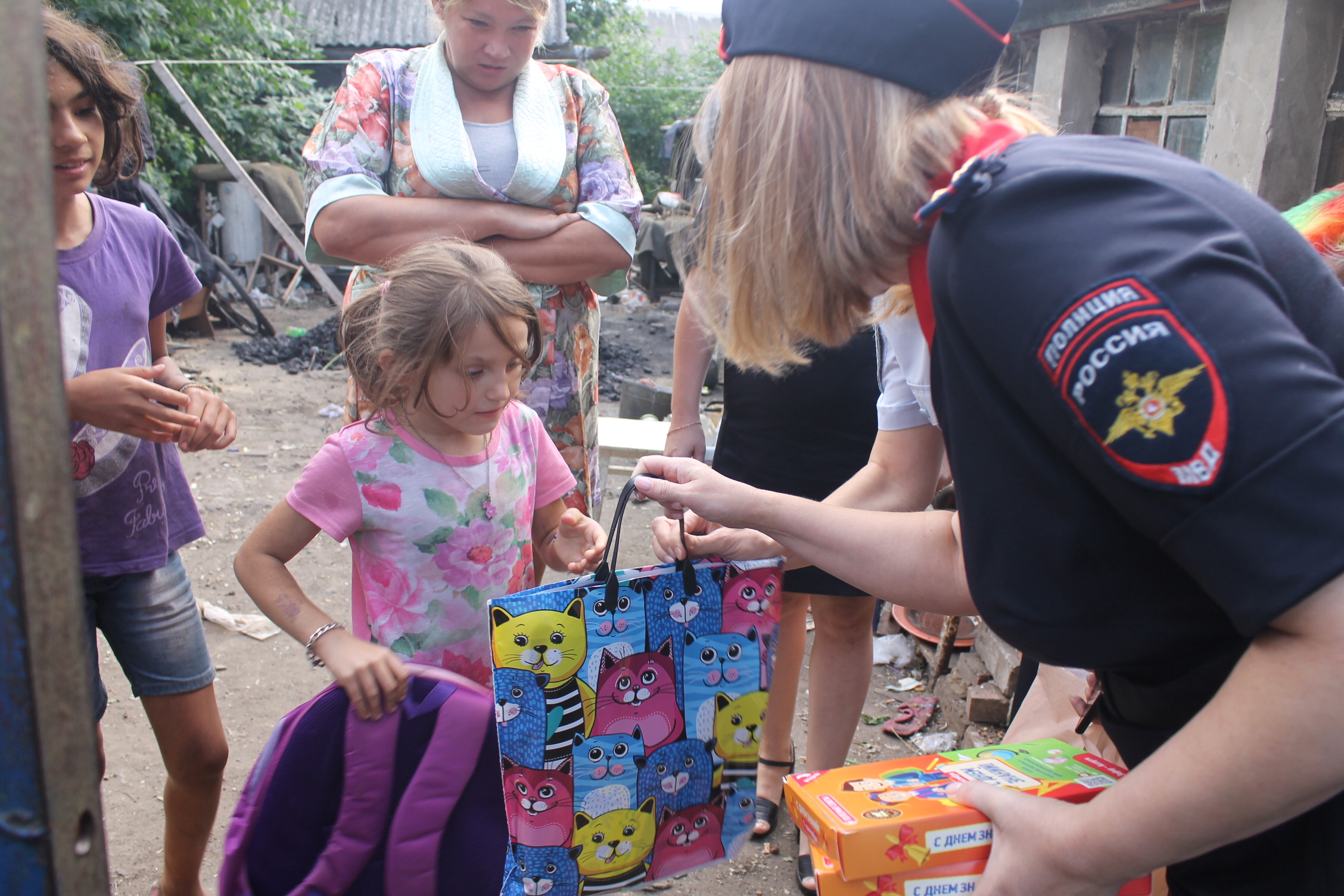 Полиция подарки. Подарок ребенку полиция. Дети школа помогает милиция. Благотворительные акции школьный рюкзак. Ребенок дарит подарок полицейскому.