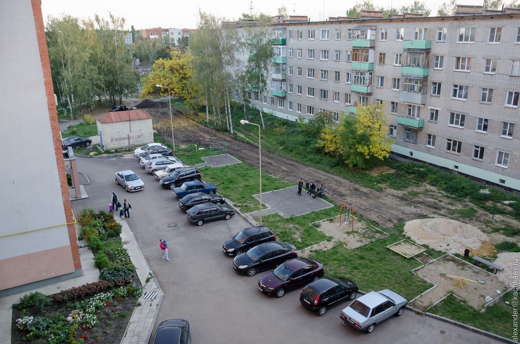 Можно ли парковать машину во дворе жилого дома? двор,закон,машины,о недвижимости,парковка