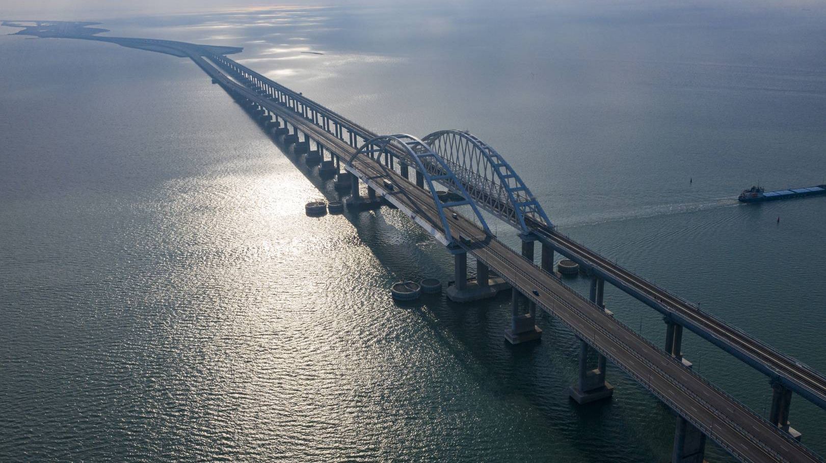 Крымский мост возобновил работу после ракетной опасности