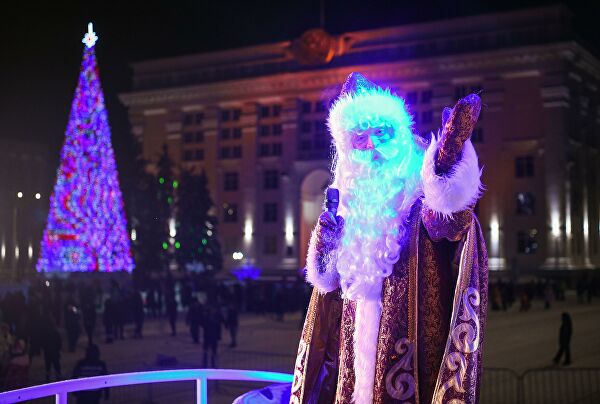 Дед Мороз во время празднования Нового 2022 года в центре Кемерово