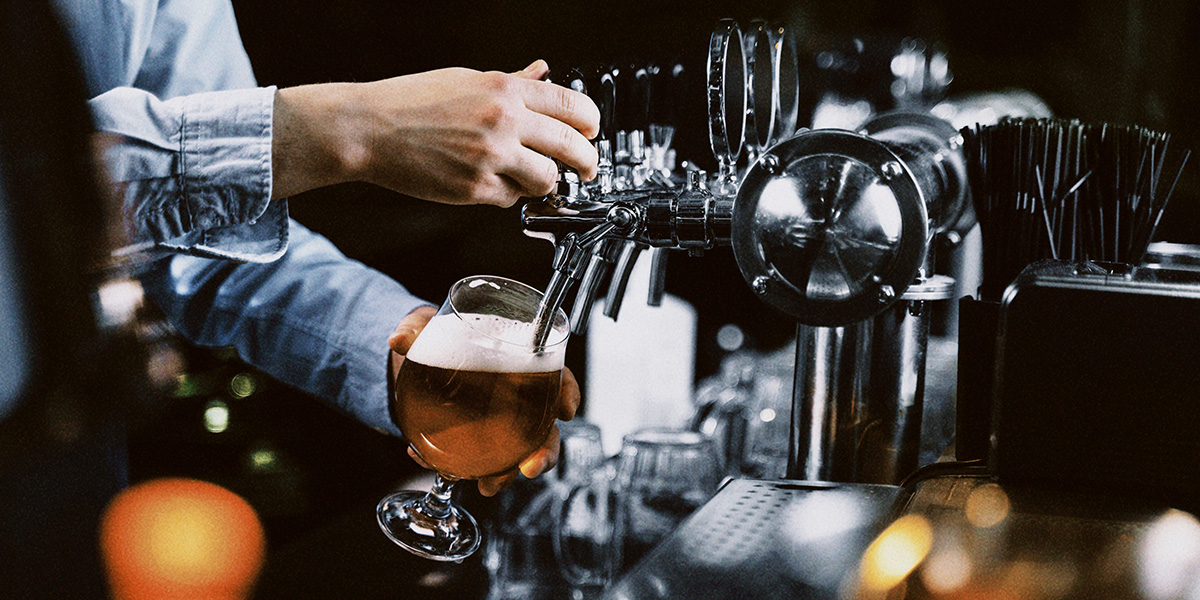 Почему пиво не стоит пить из горла — рассказывает Евгений Смирнов