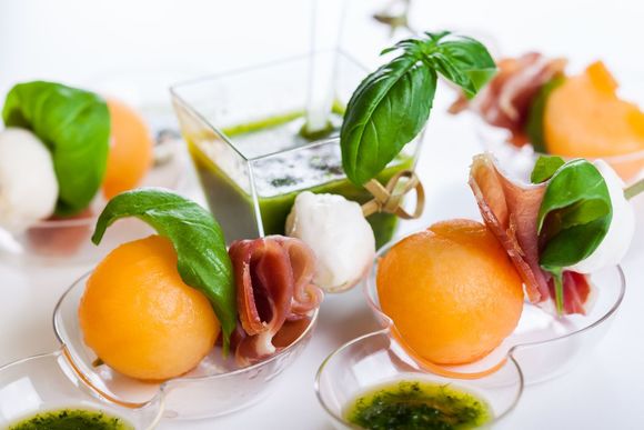 Сочно, вкусно, ярко: 7 оригинальных блюд с арбузом и дыней