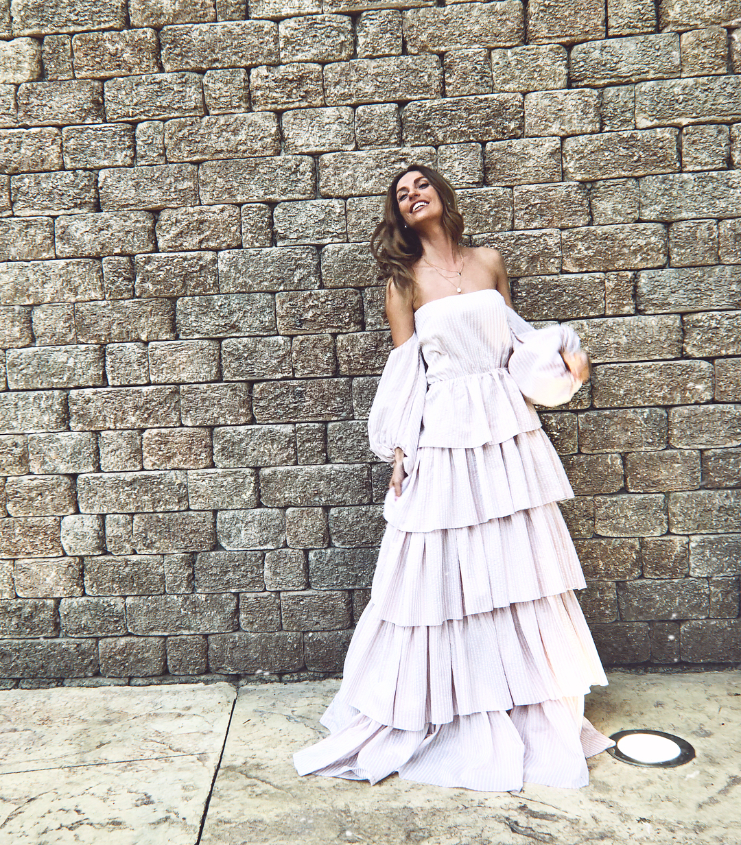 Сама нежность: Саша Савельева в необычном платье затмила всех своей красотой на семейной свадьбе Сама нежность: Саша Савельева в необычном платье затмила всех своей красотой на семейной свадьбе саша савельева