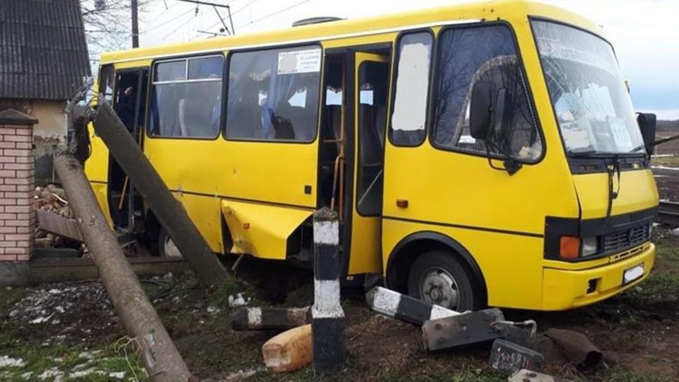 Один человек погиб при столкновении автобуса с поездом на Украине