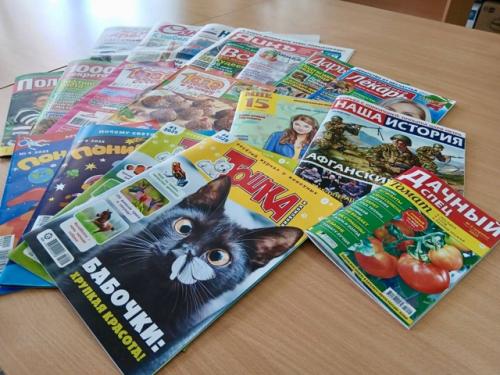 Депутат Ильдар Нафиков поддержал библиотеку посёлка энергетик: новые журналы и газеты для жителей.