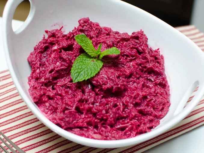 Салат из сырой свеклы с чесноком и орехами