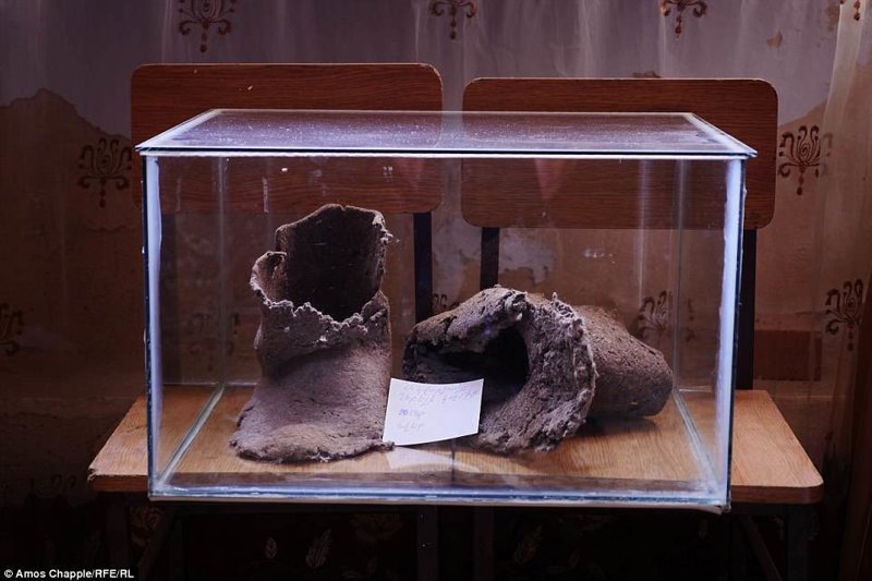 Еще один музейный экспонат - ботинки чудо-зодчего армения, интересно, мастер, музей, подвал, подземный, подземный дом, туристу на заметку