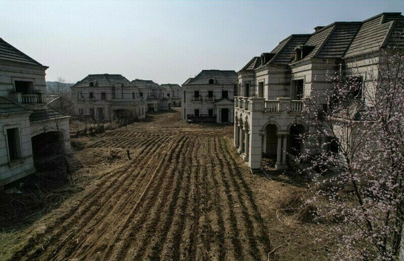 Как выглядит заброшенная китайская Рублевка, в которой сотни особняков архитектура,ремонт и строительство