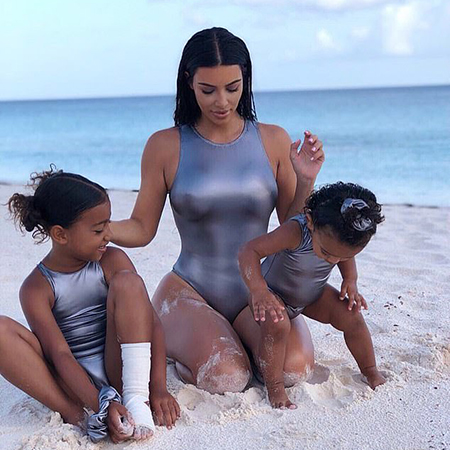 Ким Кардашьян с четырьмя детьми приняла участие в пляжной фотосессии на Багамах Ким Кардашьян с четырьмя детьми приняла участие в пляжной фотосессии на Багамах Звездные дети