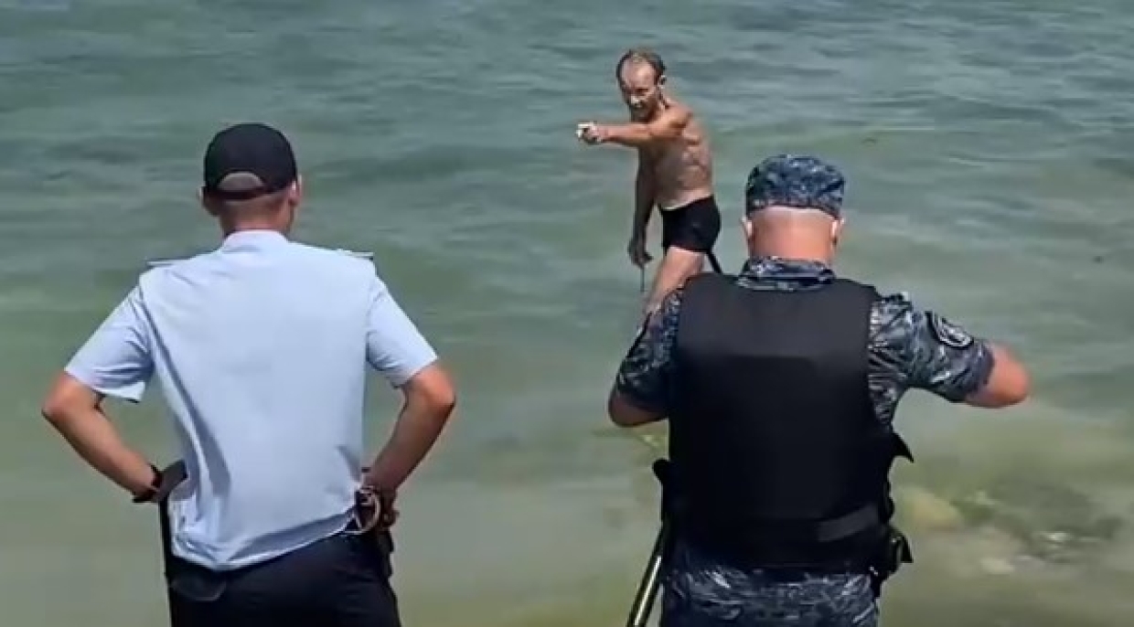 Неадекватный мужчина с привязанным к руке ножом пугал туристов на пляже в Севастополе