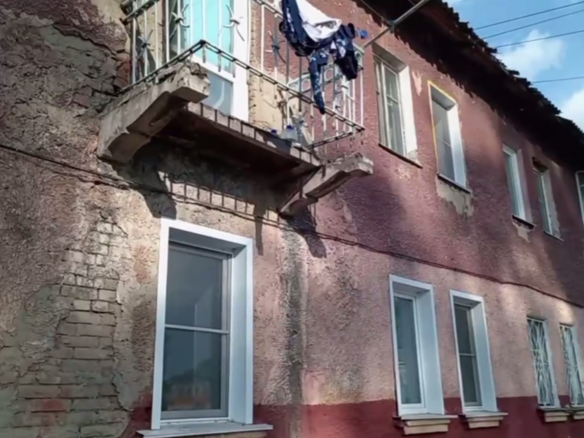 Жительница Кузбасса рухнула вниз вместе с балконом