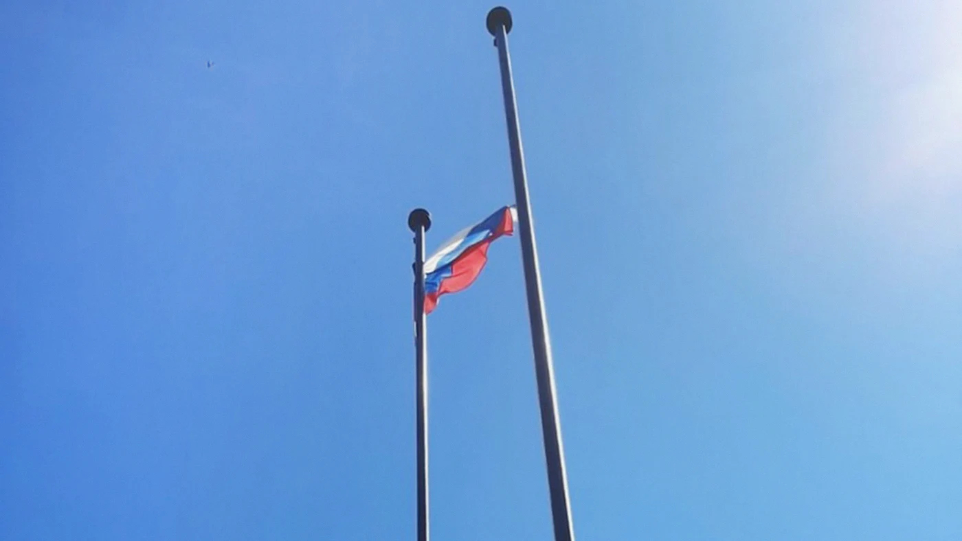 Флаги Польши сняли с мемориалов в Катыни и Медном