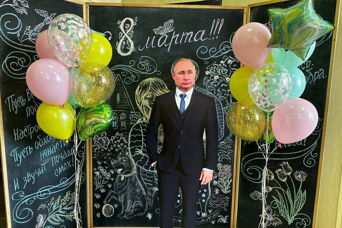 Глава Ельца рассказал, что жители не жаловались на картонного Путина в мэрии