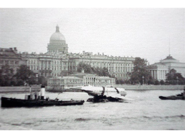 В августе 1963 года буксиры тащили по Неве серебристый пассажирский лайнер. Что же случилось? 