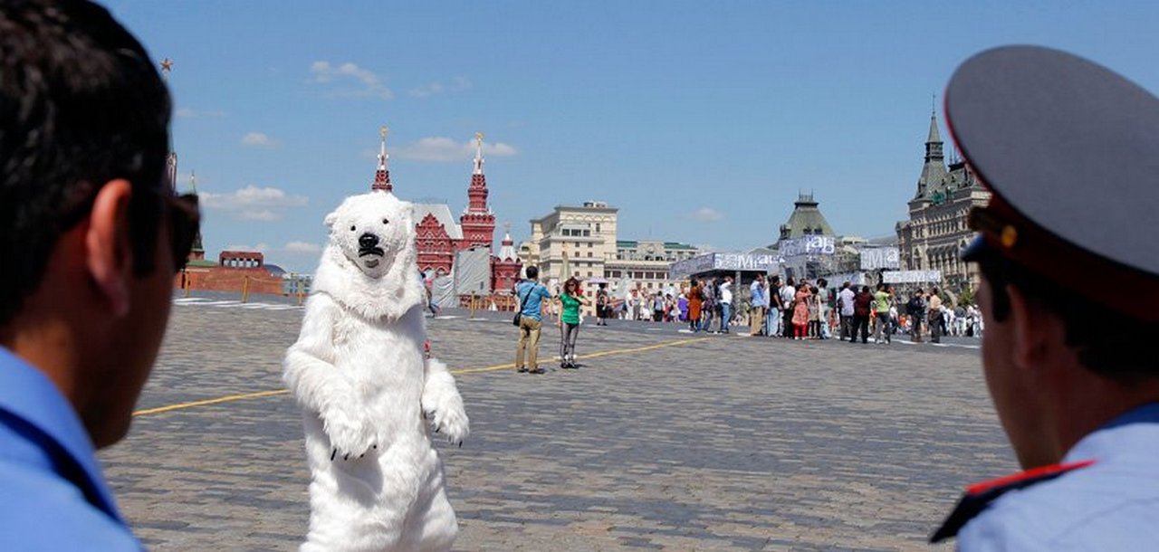День россии страшный. Медведь на красной площади. Самый недружелюбный город России.