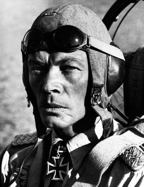 Майор Эрнст Купфер, командир 2-й штурмовой авиагруппы (позднее командующий всей штурмовой авиацией Люфтваффе), в кабине своего Ju-87 Великая Отечественная Война, архивные фотографии, вторая мировая война