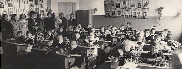 г. Прокопьевск, Кемеровская область. 1 сентября 1975 года. Средняя школа N 72, 1-А класс. Фото сделал мой дядя Обищешко Сергей Леонидович. Прислал «Сергей Sergei».jpg