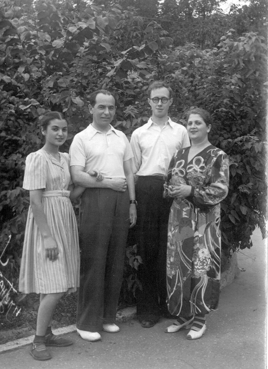 Светлана Безродная с родителями Борисом и Ириной Левиными. Справа от отца - Мстислав Ростропович.