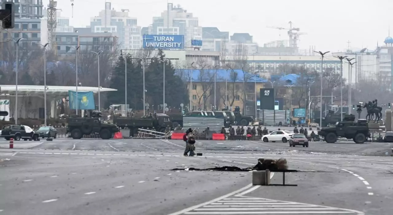 Всю пятницу в Алматы не удавалось завершить зачистку – перестрелки продолжались в разных частях...