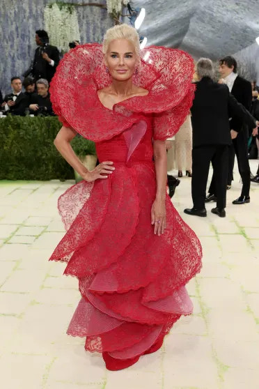 13 неудачных образов Met Gala: Хайди Клум в образе статуи, Хейли Бибер в золоте и 
