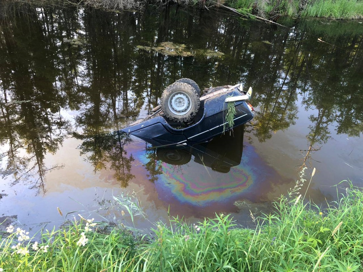 Автомобиль в Якутии слетел с дороги в водоем, погибли четверо