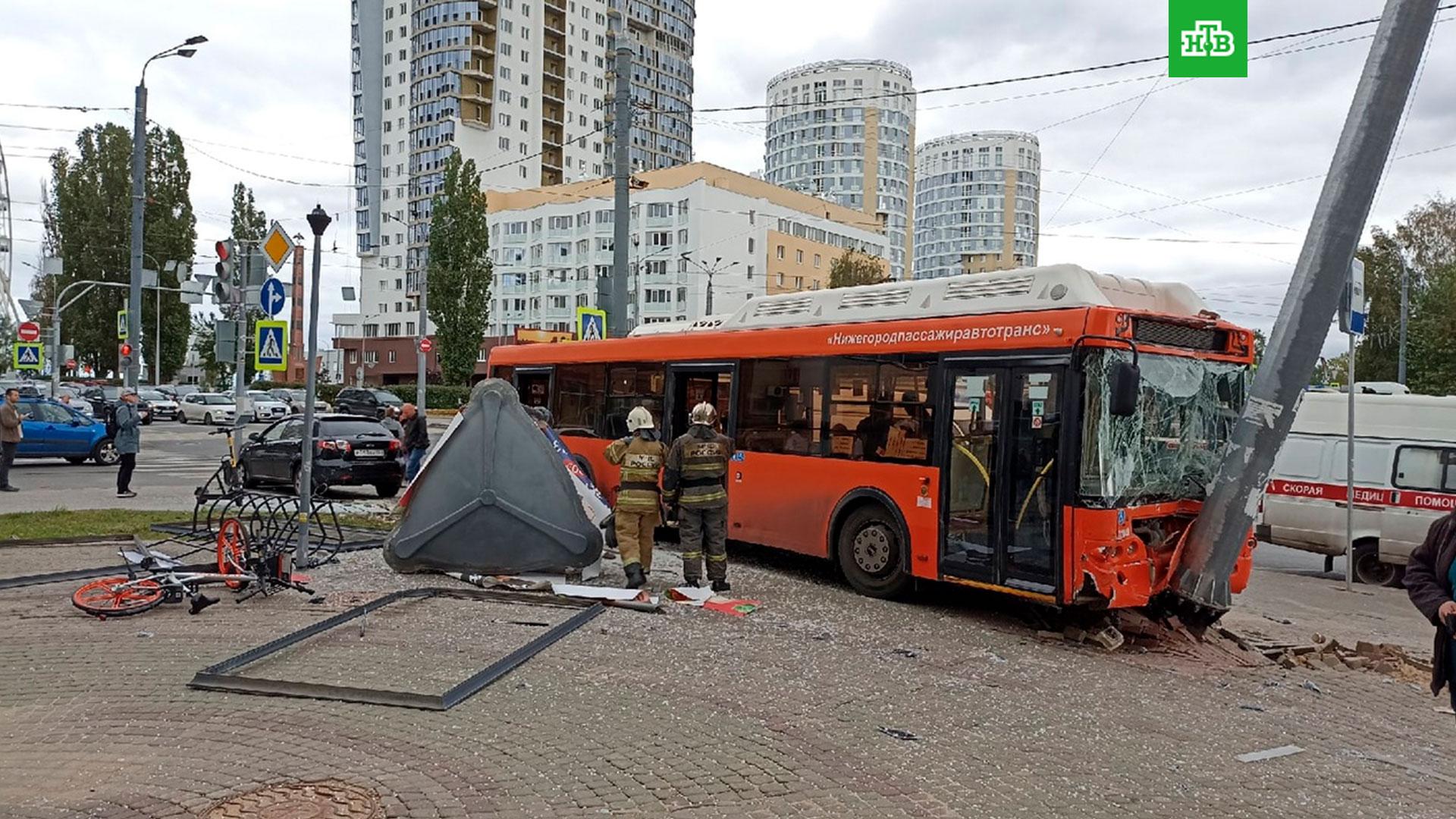 6 сентября 2010 года. Авария на площади Сенной Нижний Новгород. Авария в Нижнем Новгороде автобус. Автобус врезался в столб.