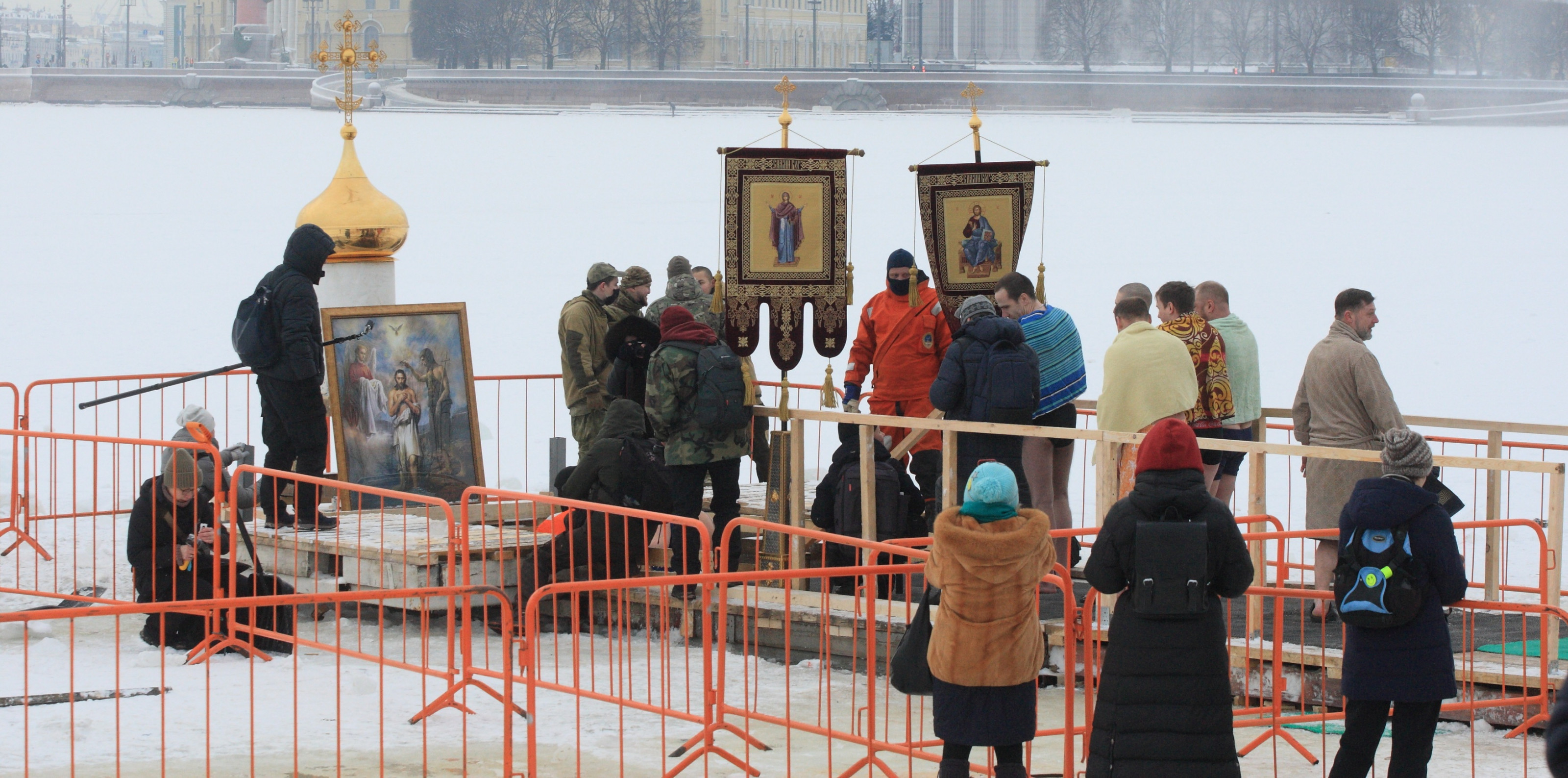 Прорубь гребной канал. Купели в нижнем новгороде. Купели в нижнем новгороде на крещение 2024. Крещенские купания. Крещенские купания в великом новгороде.