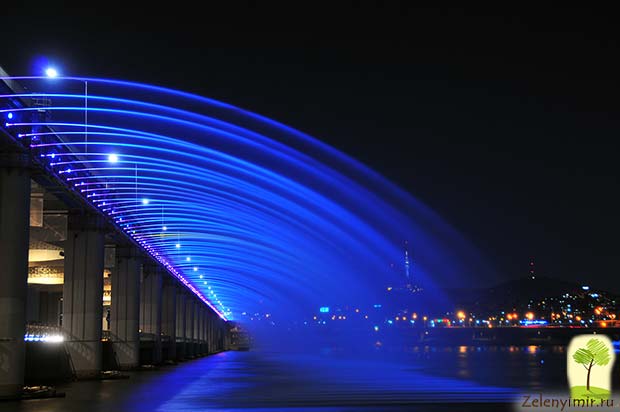 Самый длинный фонтан в мире Лунная радуга на мосту Банпо, Сеул - 3