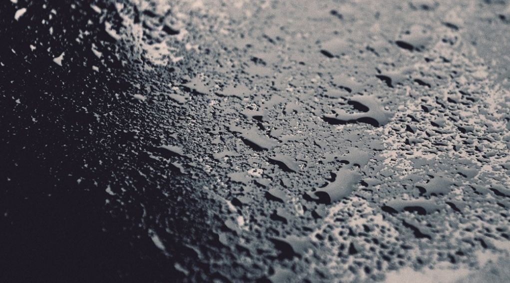 Новое асфальтовое покрытие перекопали возле станции метро «Улица Дыбенко» в Петербурге