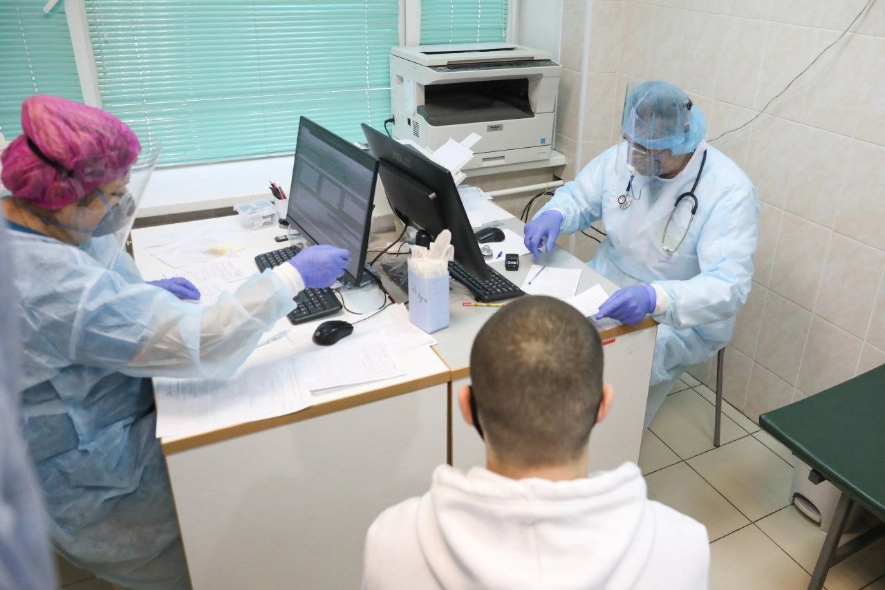 Петербуржцев начали прививать назальной вакциной от COVID-19
