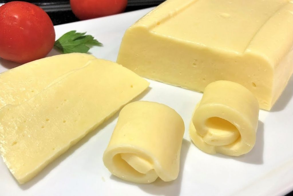 Грузинка на рынке поделилась секретным рецептом сыра. Гораздо вкуснее магазинного!