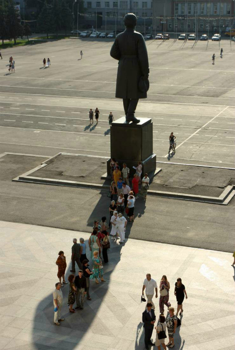 В тени известной личности.