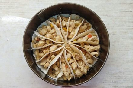 Пирог с куриной грудкой в лаваше лаваша, помыть, выложить, Пирог, курицей, растительное, Нарезать, небольшими, разогреть, Затем, сверху, Готовить, около, перец, сковороду, посыпать, пирог, минут, среднем, куриного