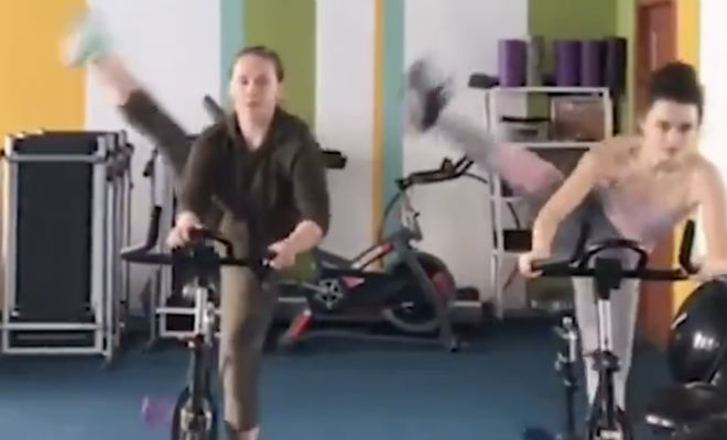 Спортсменки на велотренажере показали упражнение, которое в зале никто не смог повторить