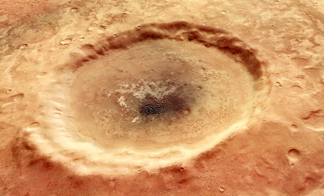 Космический аппарат снял марсианский кратер, который похож на глаз размером с город: видео