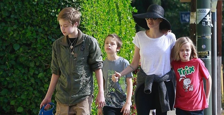 Анджелина Джоли старается наладить отношения с детьми
