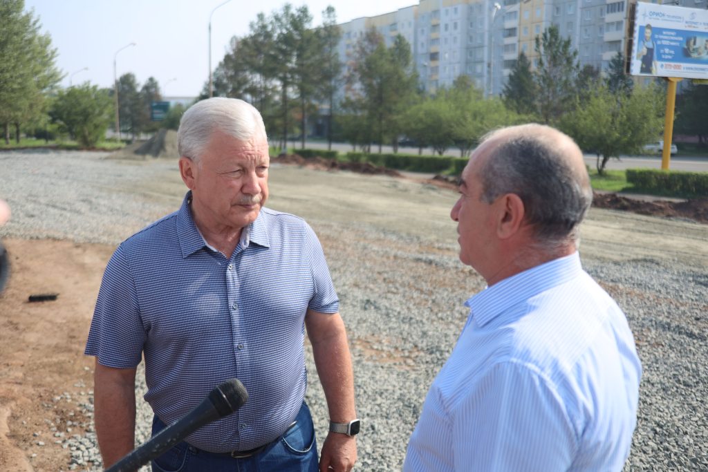 Два мужчины обсуждают строительство дороги.