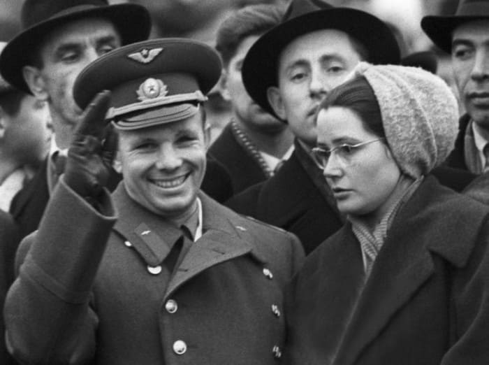 Космонавт с женой Валентиной на Красной площади, 7 ноября 1961 г. | Фото: marieclaire.ru
