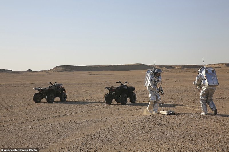 Пустыня Дофар была выбрана для эксперимента из-за сходства с Марсом: здешние условия действительно схожи с марсианскими. Температура воздуха здесь может доходить до +51 градуса по Цельсию. ynews, космос, марс, наука, новости, ученые, фото, эксперимент