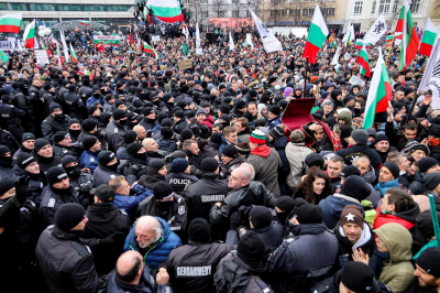 «Зеленый фашизм». В Болгарии противники коронавирусных ограничений штурмовали парламент