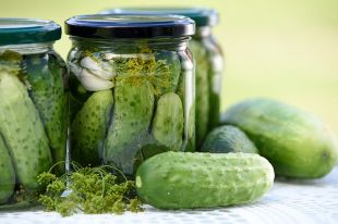 Овощные заготовки. Что необычного можно приготовить из огурцов?