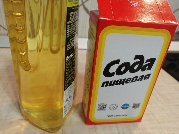 Смешайте соду и растительное масло. / Фото: flectone.ru