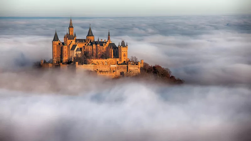 Замок Европы Гогенцоллерн в облаках