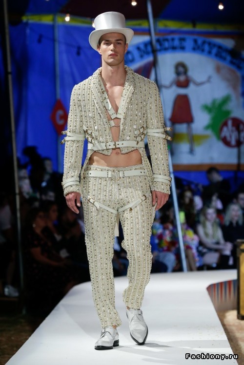 Moschino Круизная коллекция 2019 Moschino Круизная коллекция 2019