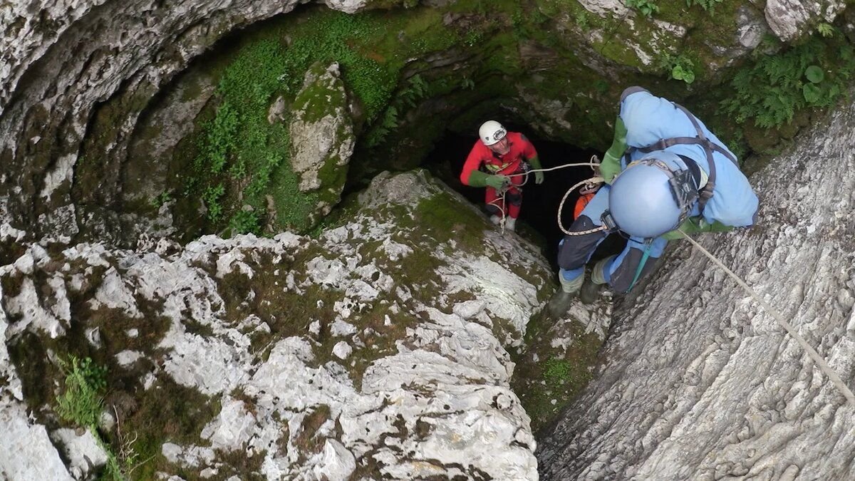 Начальный спуск в пещеру Верёвкина/ © alpagama.org