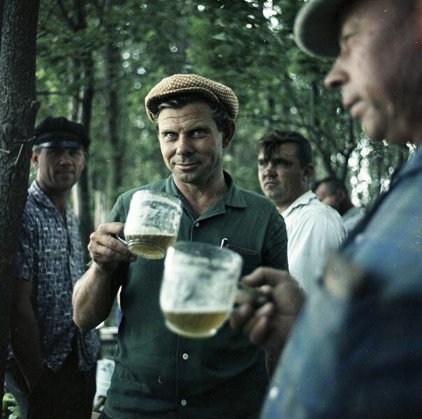 Мужчины с пивными кружками
Всеволод Тарасевич, 1961 - 1969 год, Краснодарский край, совхоз «Газырский», МАММ/МДФ.