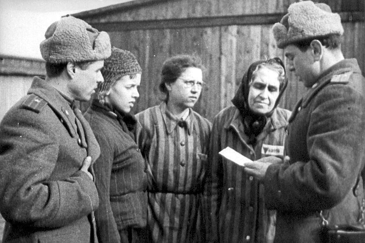 Освободители освенцима. Освобождение узников Освенцима 1945. Освенцим освобождение красной армией.