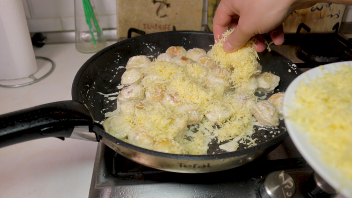 Жареные пельмени со сметаной и сыром в сковороде пельмени, сыром, время, сметаной, будет, огонь, блюдо, Когда, Приятного, аппетита, сковороду, сковороде, минут, чтобы, оставляем, несколько, пельменей, сметаны, масло, минимума